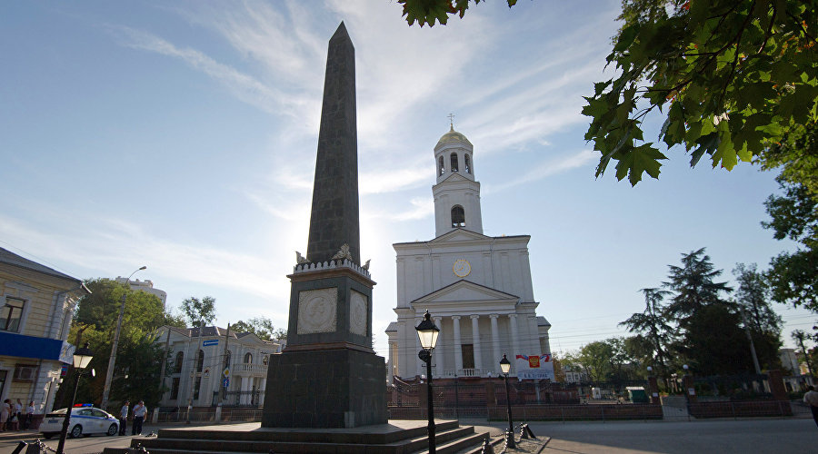 Долгоруковский обелиск на фоне Александро-Невского собора