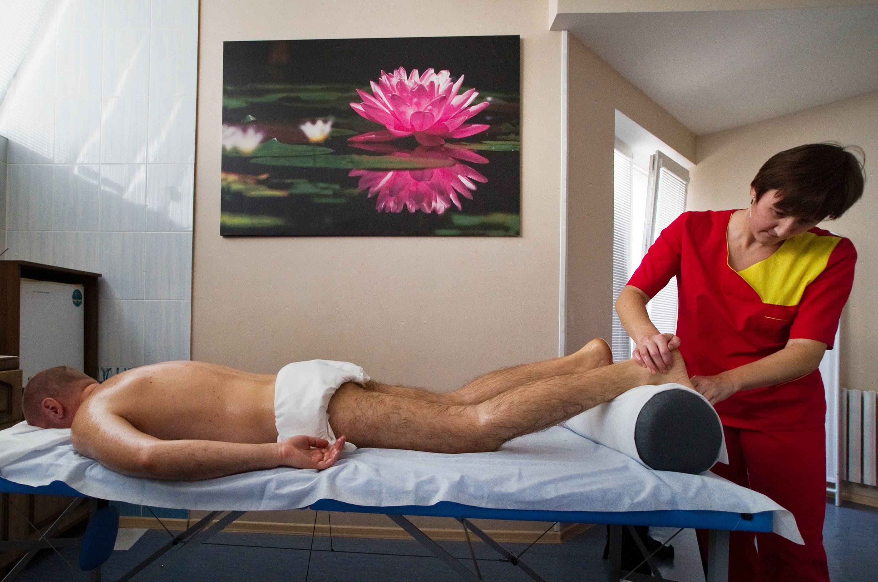 Отдыхающий на сеансе массажа в санатории "Полтава"