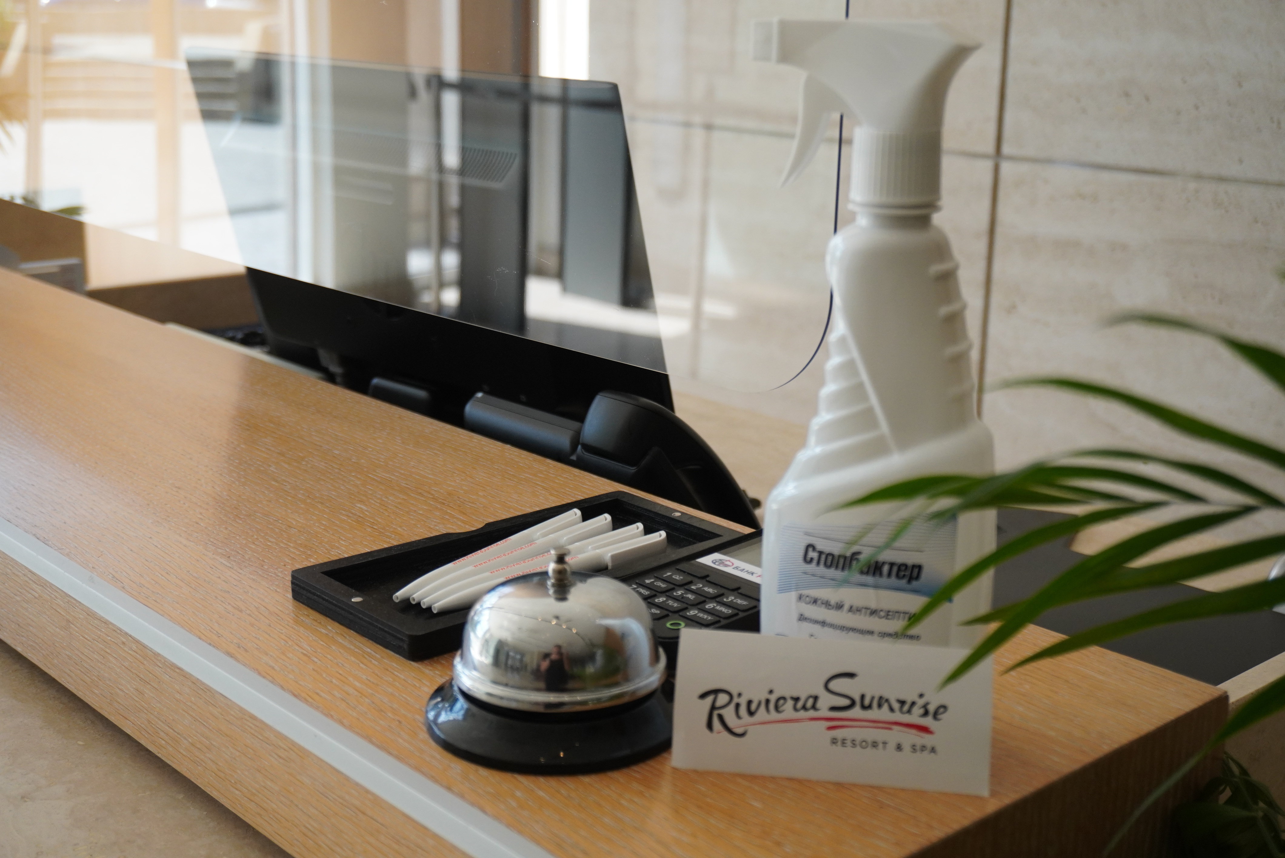 Индивидуальные ручки на ресепшене отеля Riviera Sunrise Resort &amp; SPA