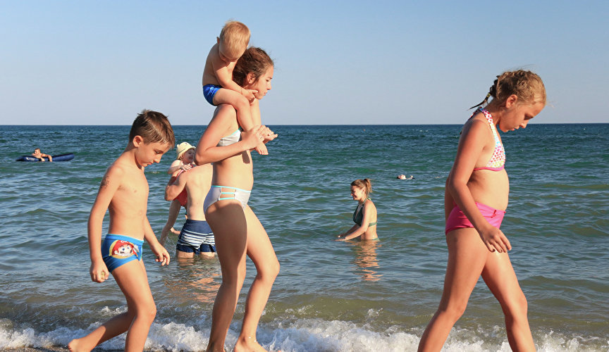 Дети на пляже в Коктебеле