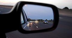 Дорога в зеркале автомобиля