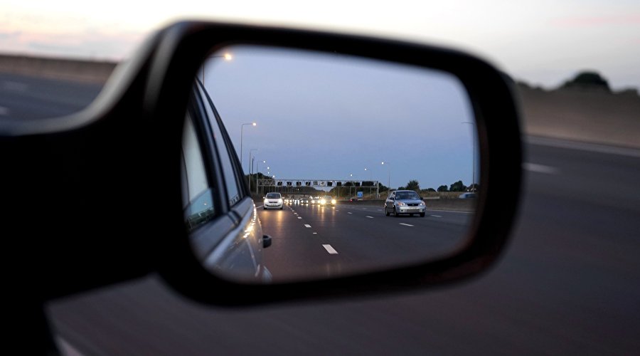 Дорога в зеркале автомобиля