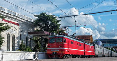 Поезд на вокзале в Симферополе