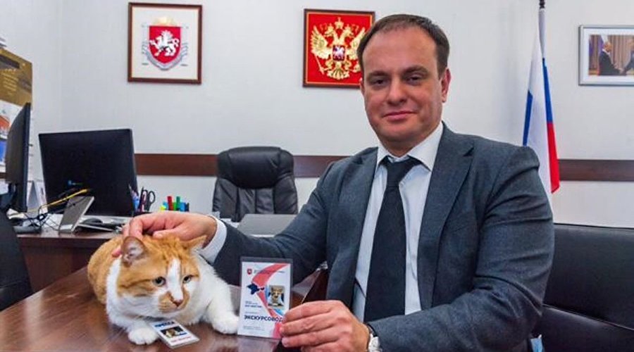 Министр курортов и туризма РК Вадим Волченко и кот Мостик