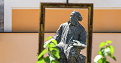 Памятник Ивану Айвазовскому у картинной галереи в Феодосии
