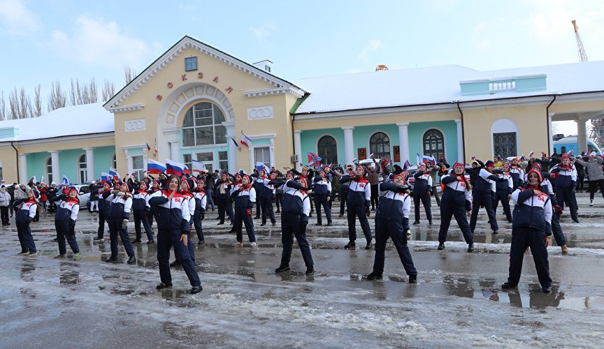 Флешмоб в Феодосии в честь празднования годовщины воссоединения Крыма с Россией