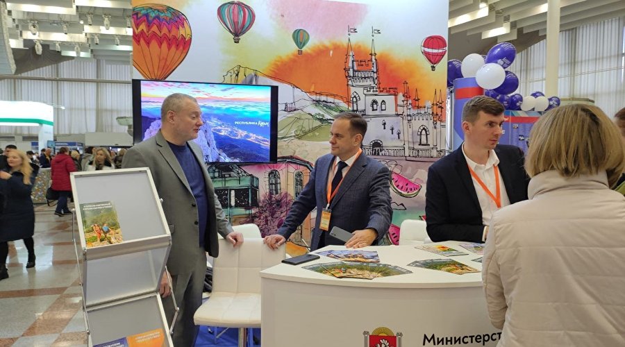 Министр курортов и туризма Крыма Вадим Волченко (в центре) на туристической выставке «Отдых-2022» в Минске