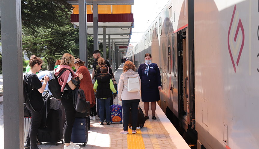 Пассажиры поезда на железнодорожном вокзале в Симферополе