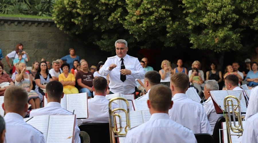 Выступление военного оркестра в Воронцовском дворце