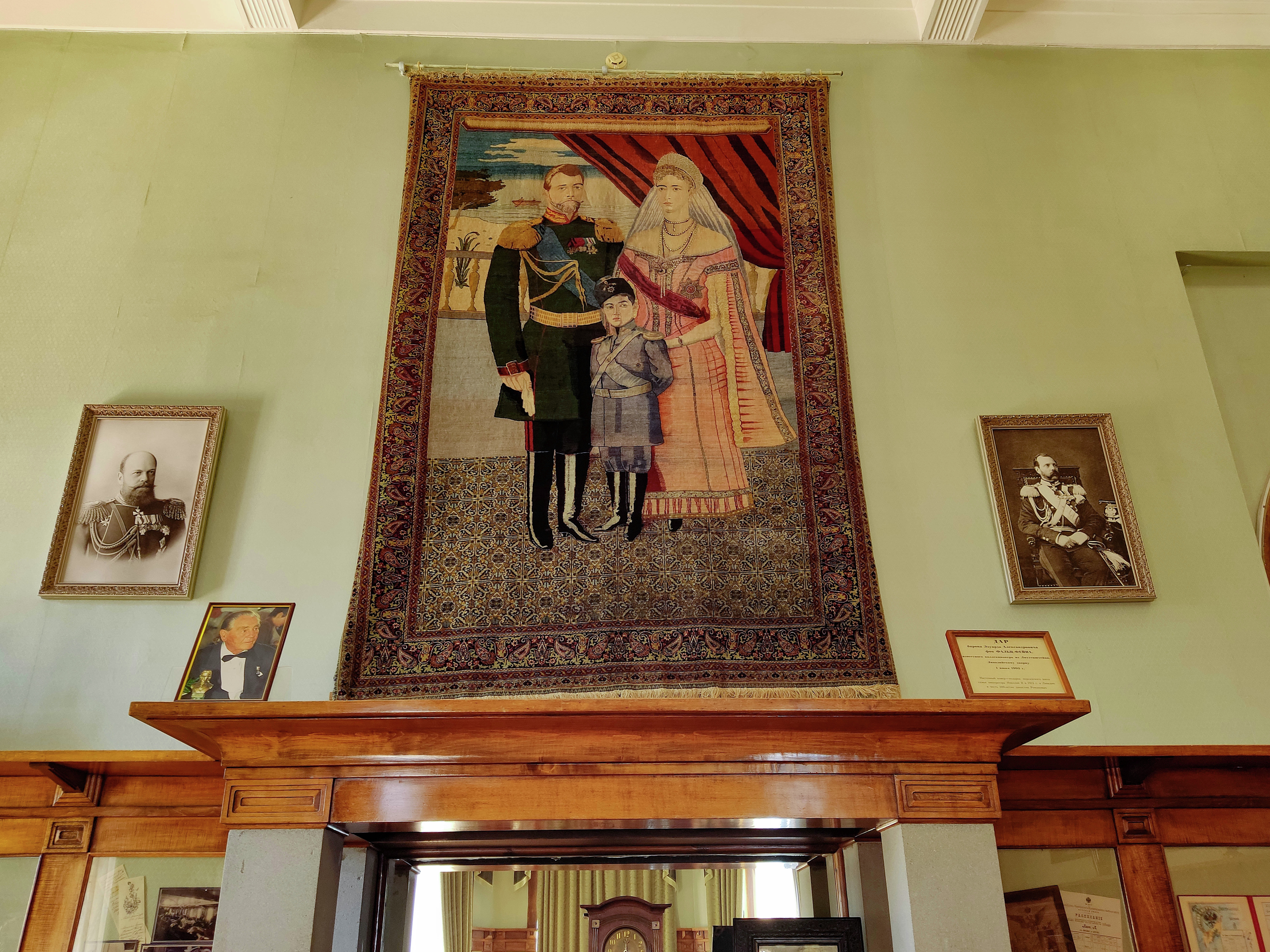 Настенный ковер в кабинете императора Николая II в Ливадийском дворце