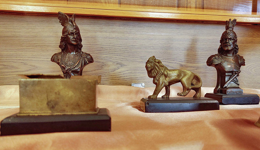 Статуэтки в кабинете императора Николая II в Ливадийском дворце