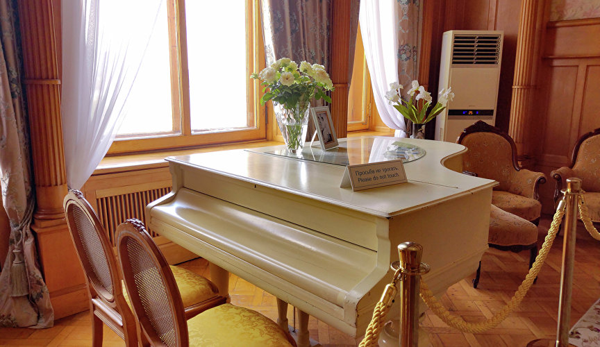 Рояль в музыкальной гостиной в Ливадийском дворце