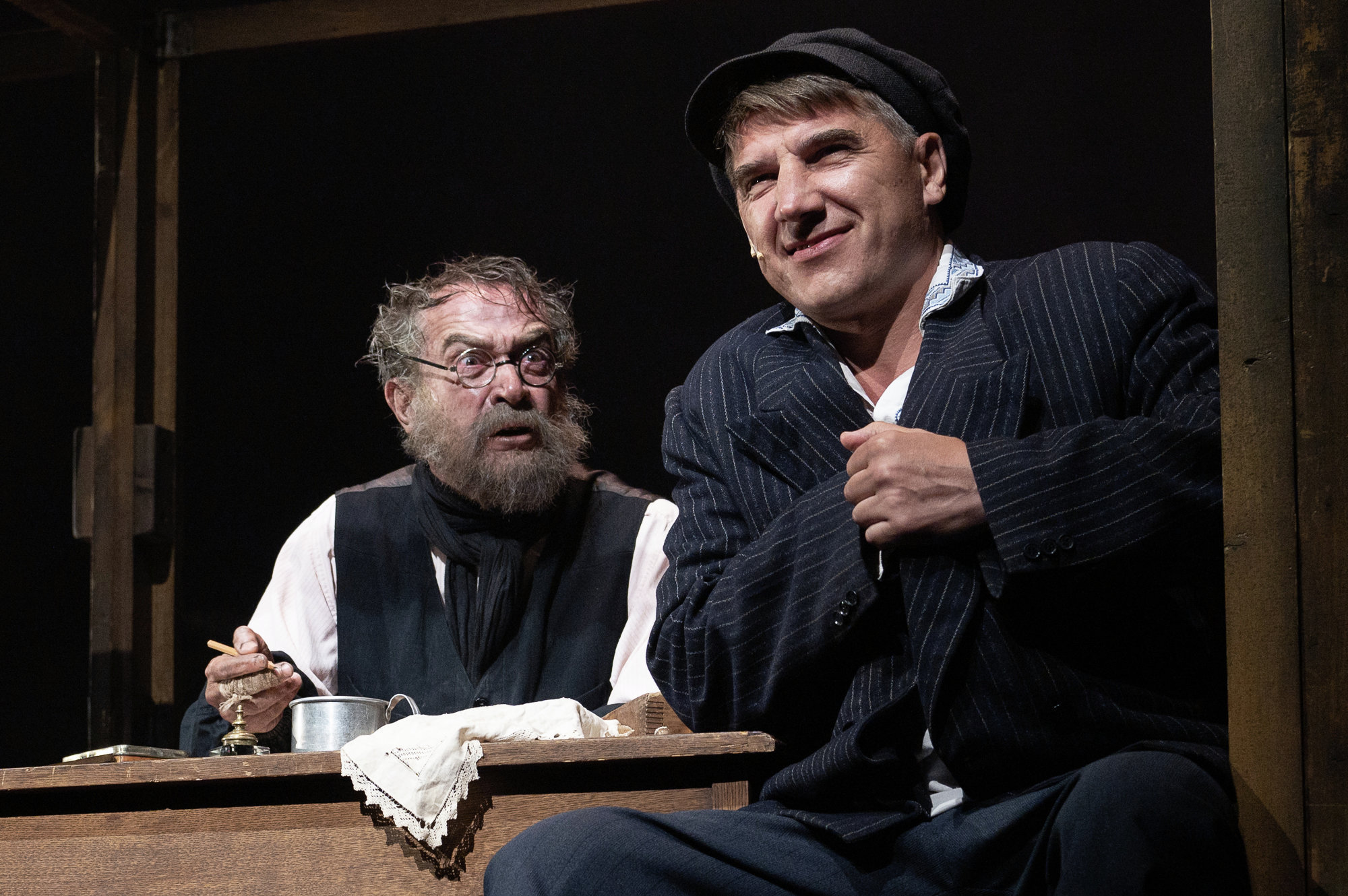 Владимир Машков (слева) и Сергей Угрюмов (справа) в спектакле &amp;laquo;Матросская тишина&amp;raquo;