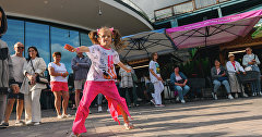 Девочка танцует в Mriya Resort & SPA