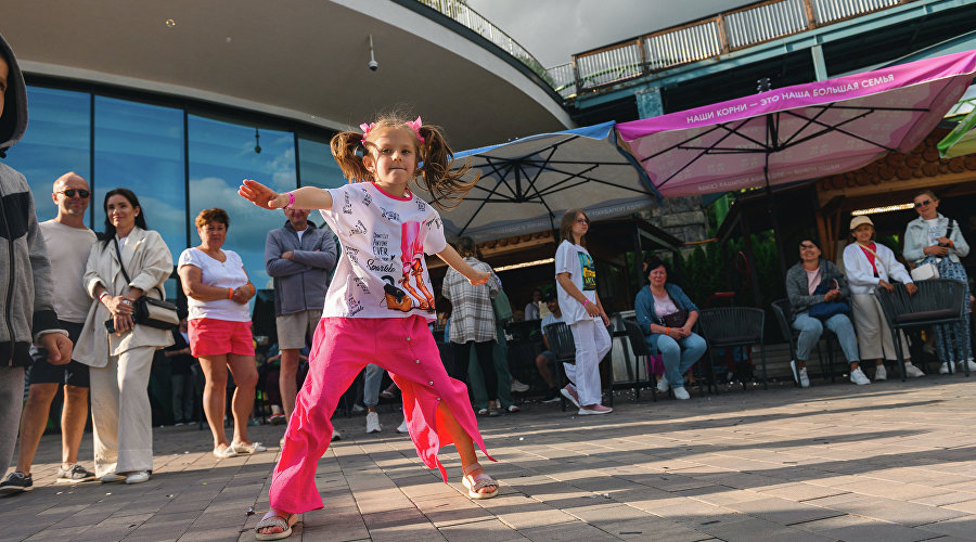 Девочка танцует в Mriya Resort & SPA