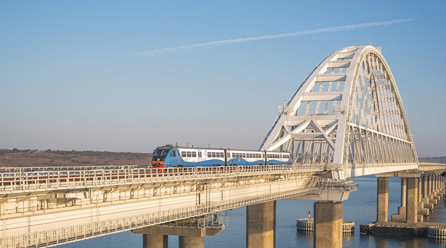 Рельсобус на Крымском мосту