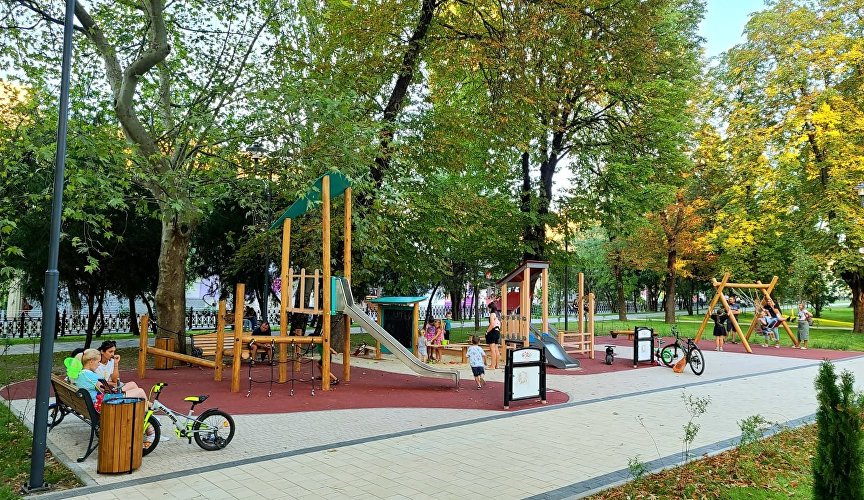 Детская площадка в сквере на бульваре Ленина в Симферополе