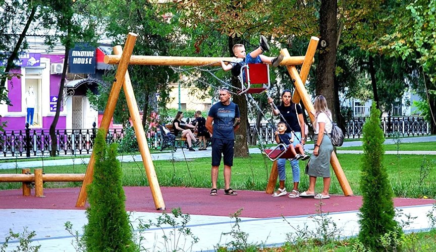 Детская площадка в сквере на бульваре Ленина в Симферополе