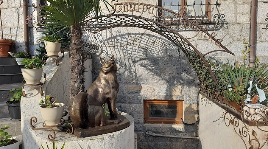Скульптура лисицы в Алупке