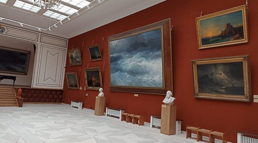 Главный выставочный зал картинной галереи имени И.К. Айвазовского в Феодосии