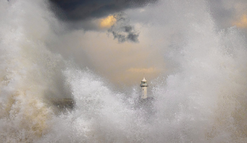 Фотография Андрея Бурдейного «Ялтинский маяк во время шторма»