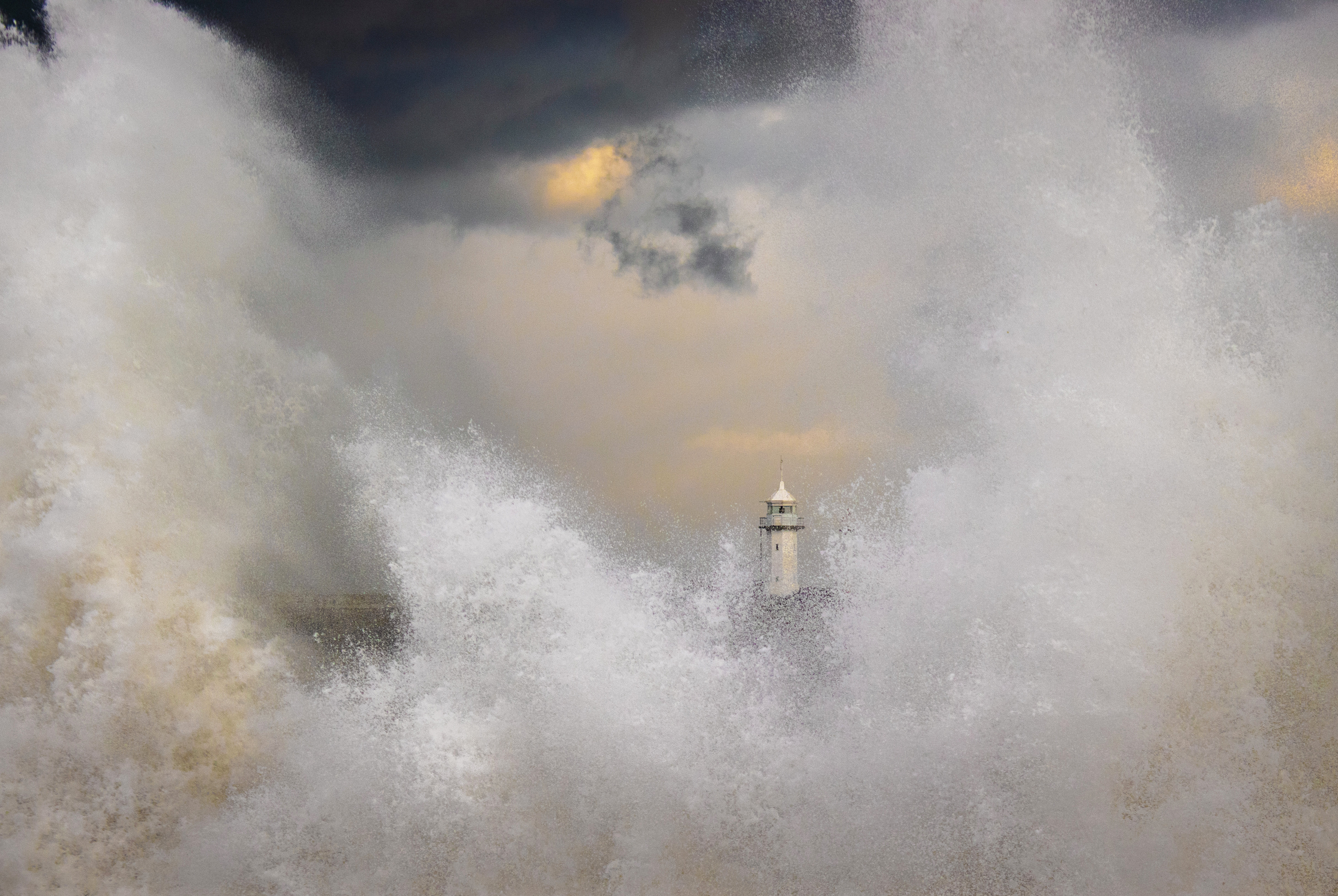 Фотография Андрея Бурдейного &amp;laquo;Ялтинский маяк во время шторма&amp;raquo;