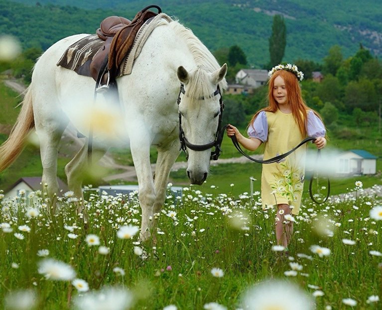 Девочка с лошадью возле горы Али-Баир в Байдарской долине