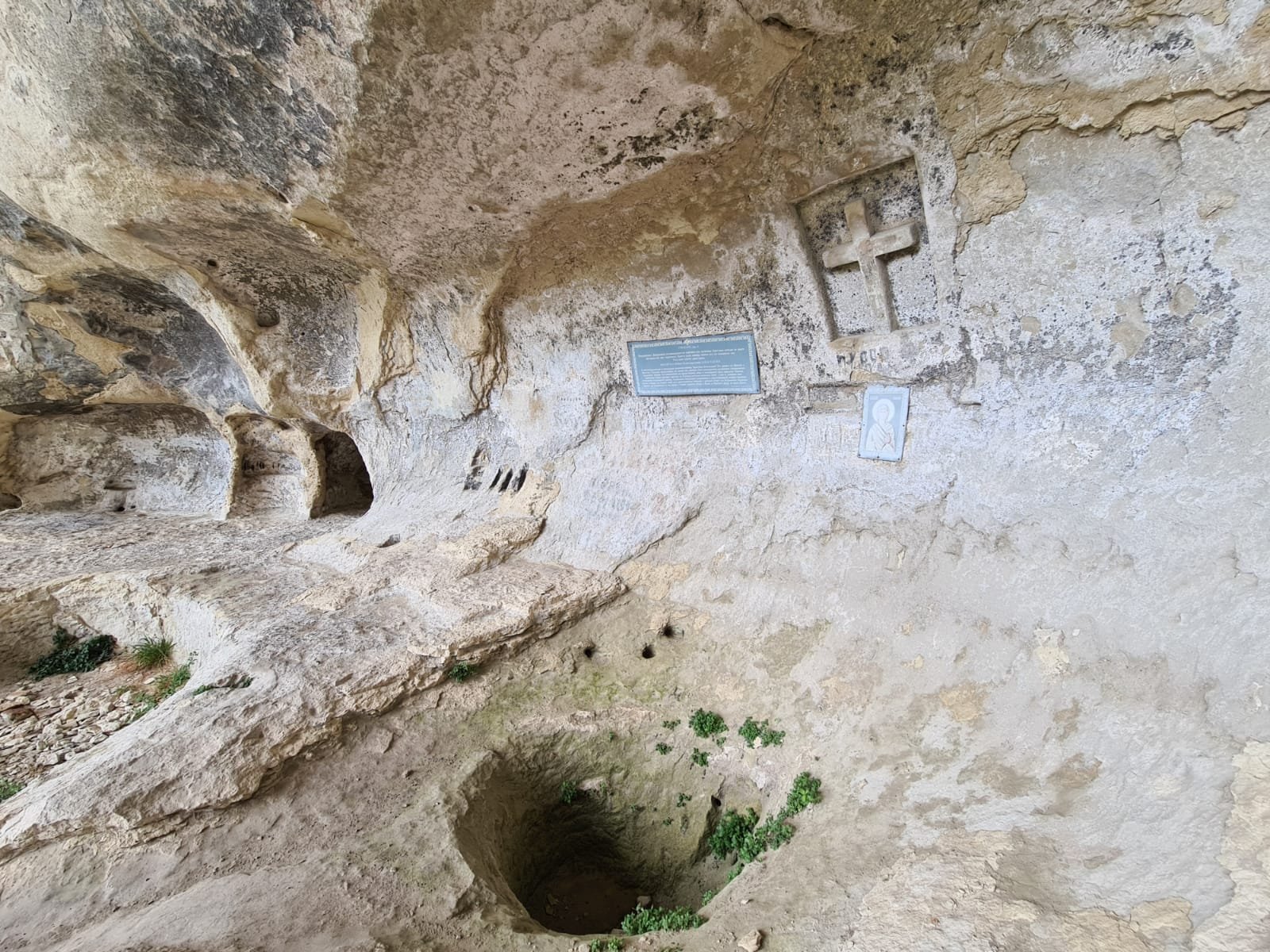Источник святой Анастасии Узорешительницы в пещерном городе Качи-Кальон