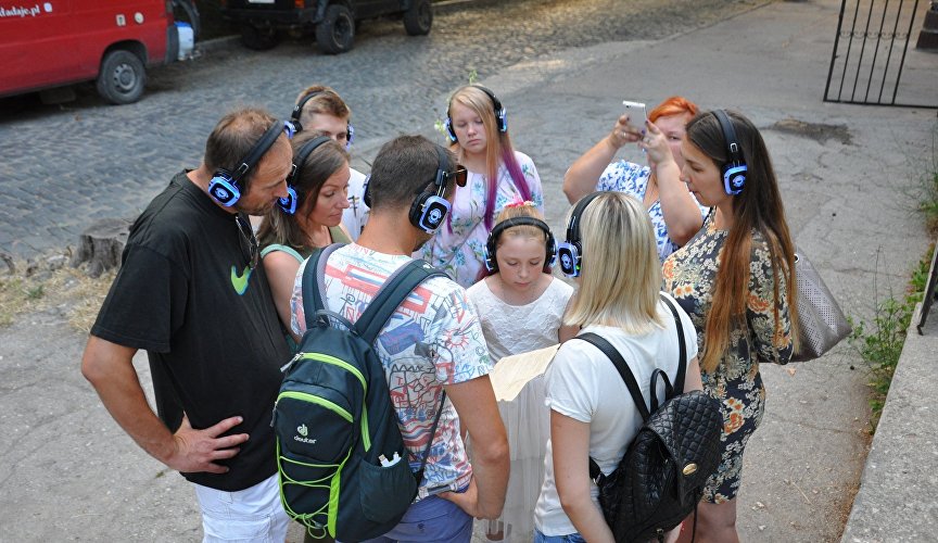 Участники спектакля-променада "Слушая город" в Севастополе