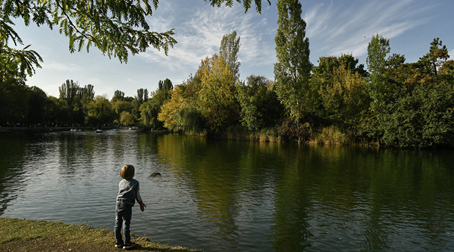 Мальчик у пруда в парке им. Гагарина