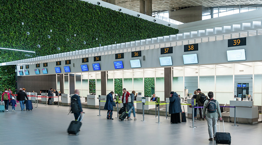Пассажиры в аэропорту Симферополь