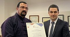 Христофор Константиниди вручил сертификат амбассадора проекта «Золотое кольцо Боспорского царства» Стивену Сигалу