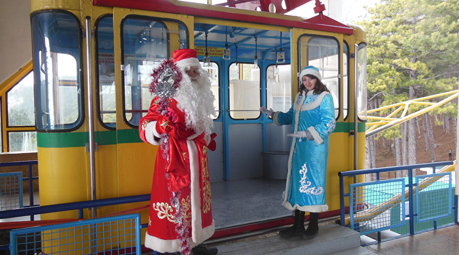 Дед Мороз и Снегурочка на канатной дороге «Мисхор - Ай-Петри»