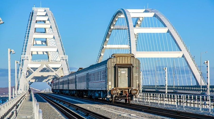 Поезд на Крымском мосту