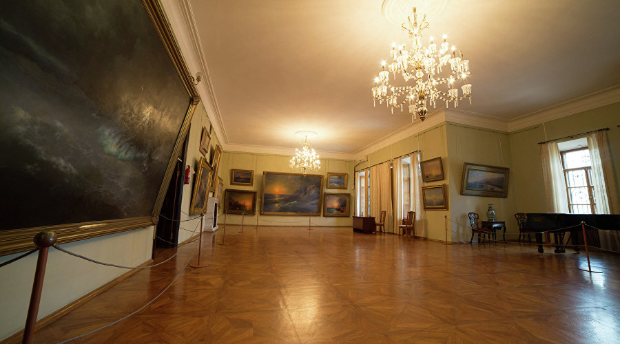 Зал картинной галереи Айвазовского