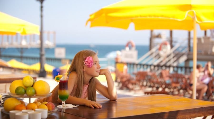 Девушка на пляже отеля Ripario Hotel
