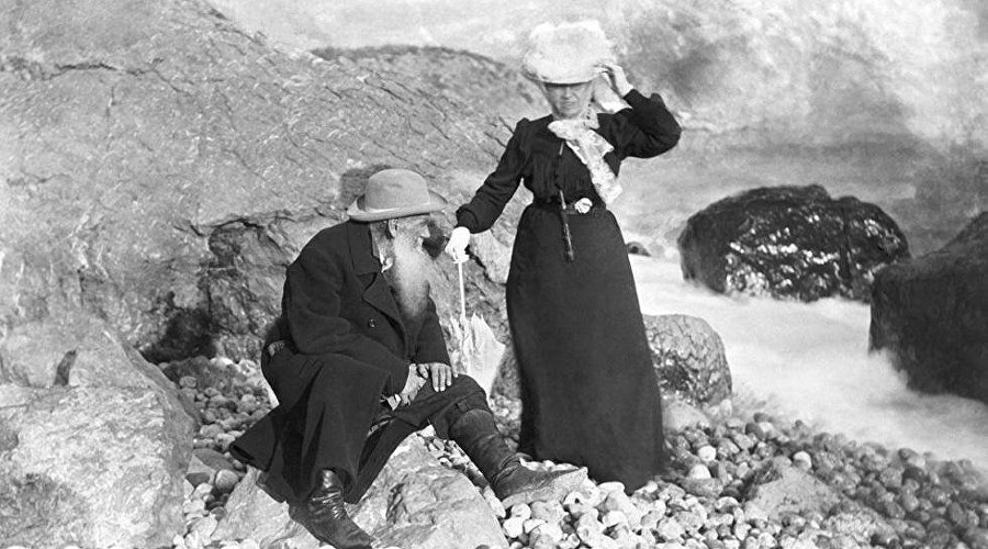 Лев Толстой с супругой на берегу моря