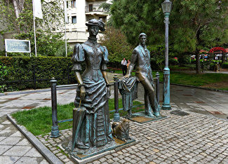 Памятник «Дама с собачкой и Чехов»