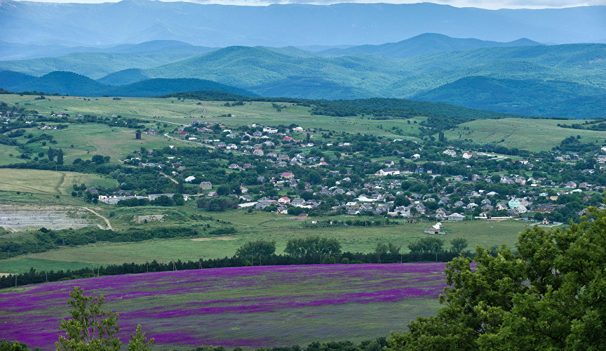 Вид на окрестности вокруг села Партизанское с высоты скал урочища Таш-Джарган в Симферопольском районе Крыма
