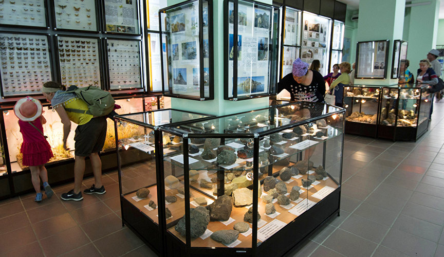 Посетители в музее истории и природы Карадага