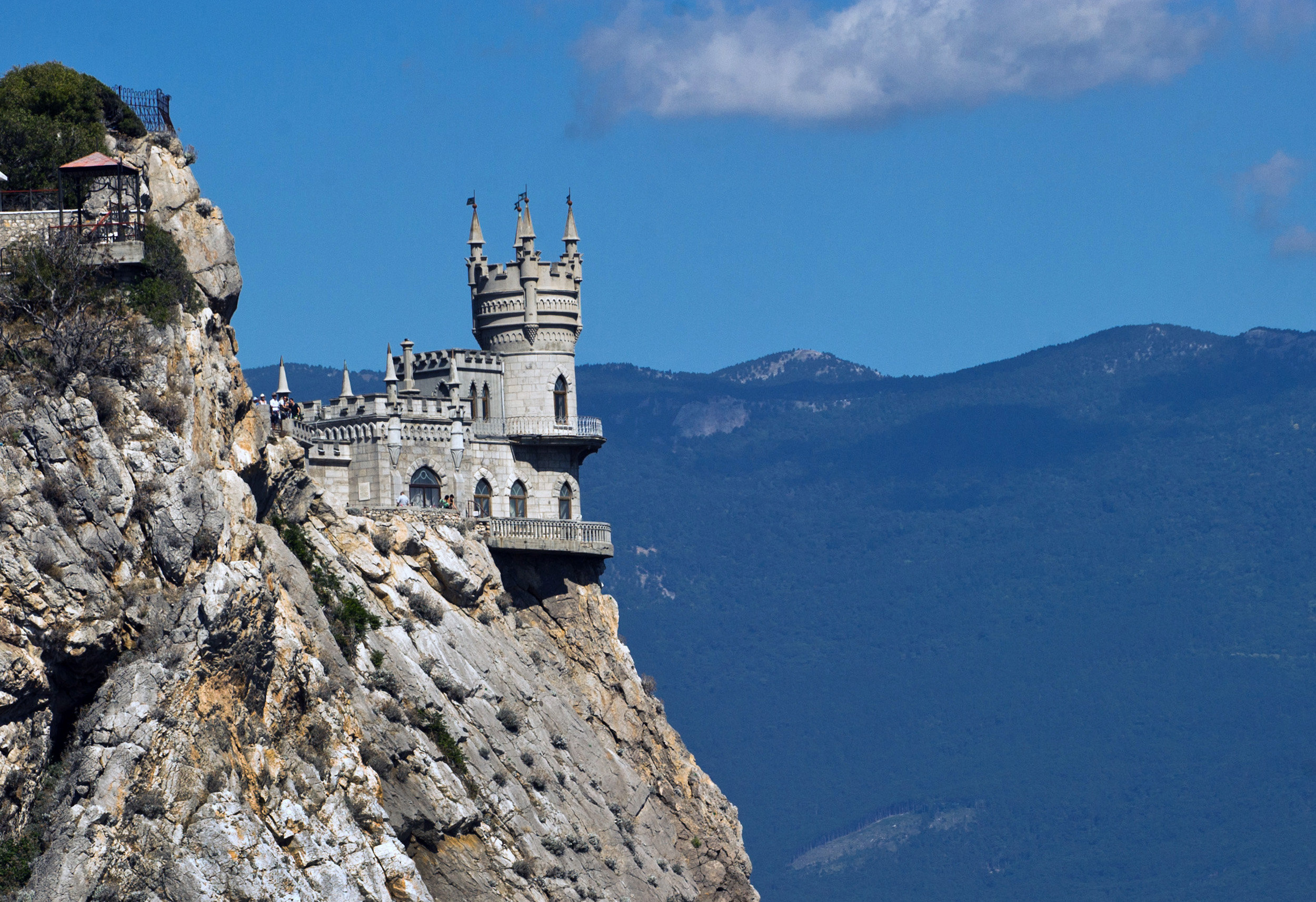 Замок &amp;laquo;Ласточкино гнездо&amp;raquo; на береговой скале в поселке Гаспра в Крыму