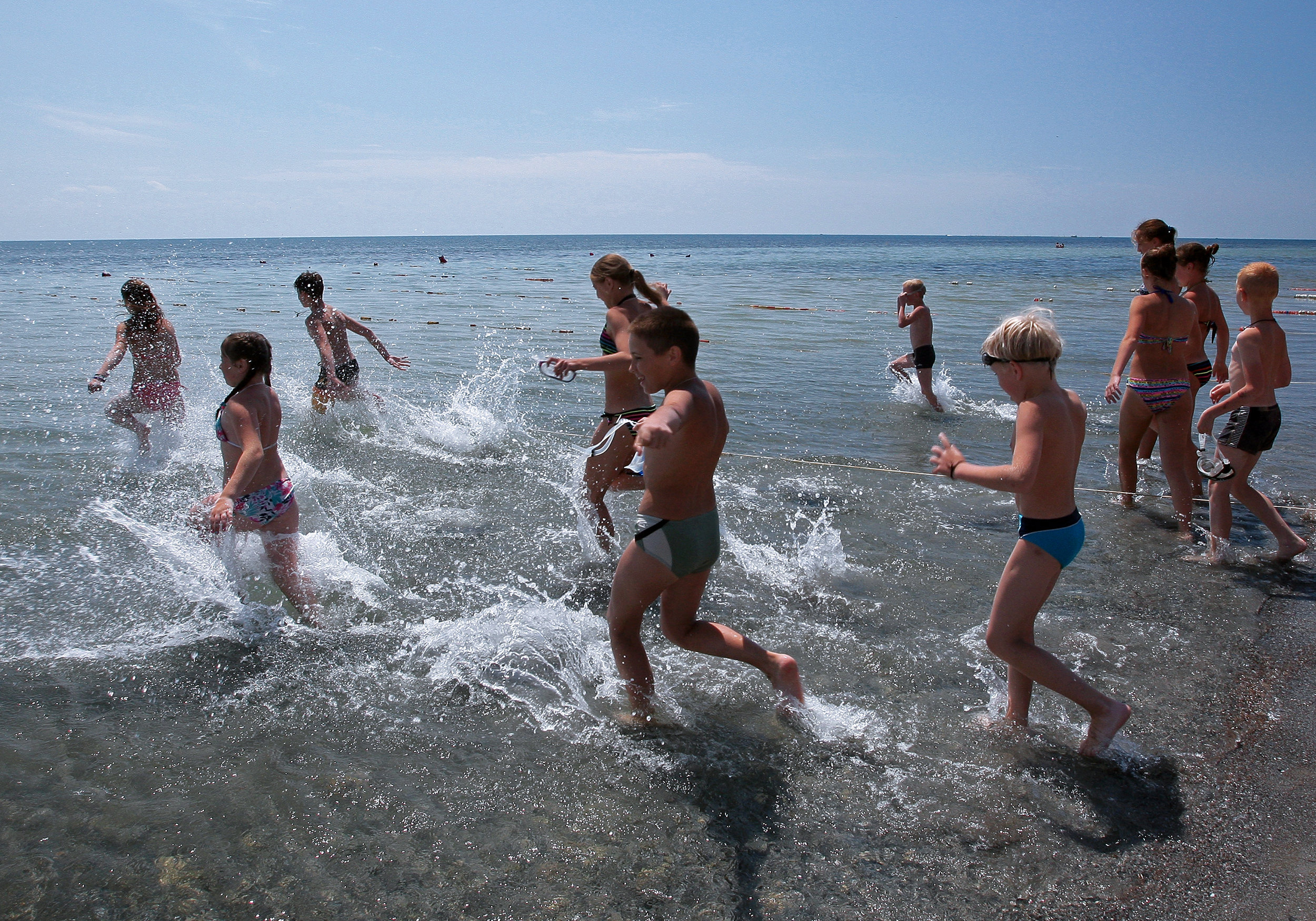 Дети из городов России на пляже детского оздоровительного лагеря &amp;laquo;Лучистый&amp;raquo; в Евпатории