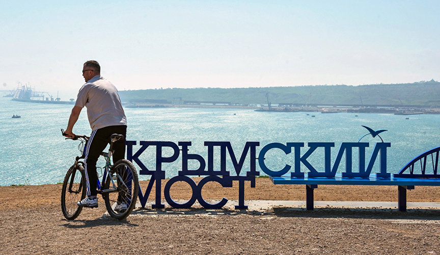 Строители Крымского моста подарили жителям Керчи скамейку с официальным логотипом проекта