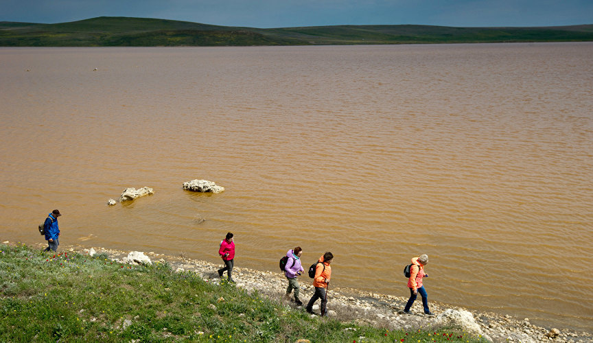 Воды Кояшского озера в зависимости от сезона меняют цвет: от нежно-розового до интенсивно-красного и ярко-оранжевого