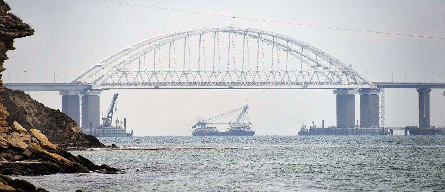 Суда проходят под аркой Крымского моста 