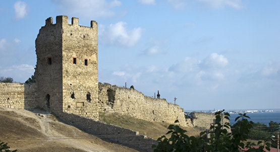 Башня Генуэзской крепости на берегу Феодосийского залива