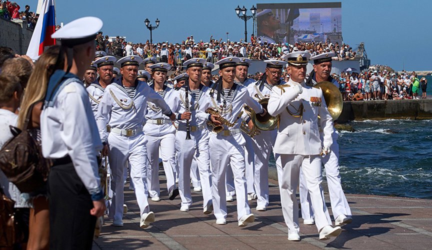 Военнослужащие во время военно-морского парада в честь празднования Дня Военно-морского флота России в Севастополе.