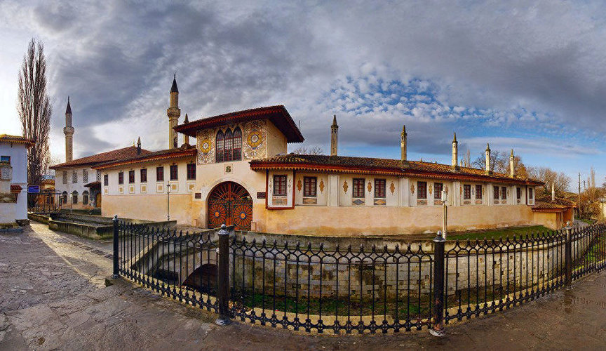 Ханский дворец Бахчисарая – уникальный образец крымскотатарской архитектуры XVI в., является частью Бахчисарайского историко-культурного заповедника