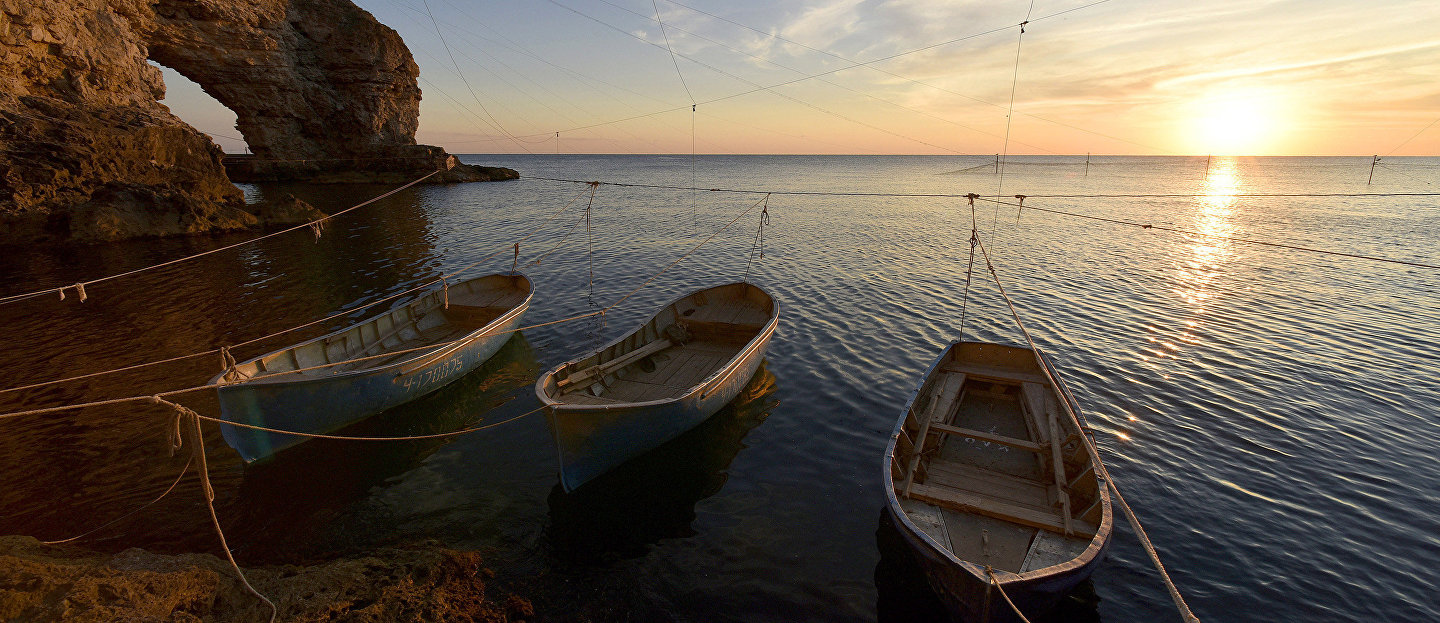 Лодки рыбаков у мыса Тарханкут в Крыму