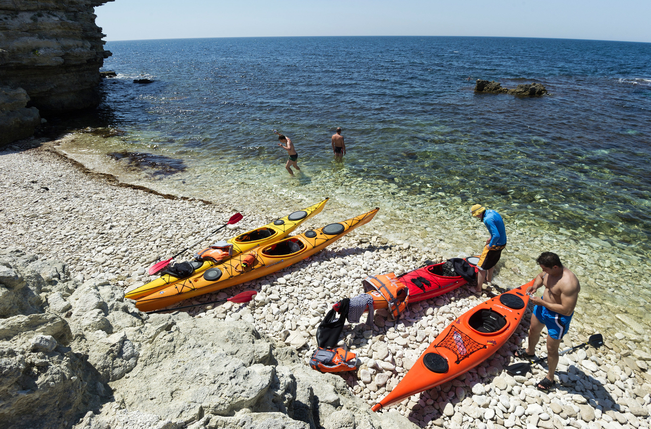 Туристы на берегу Черного моря на мысе Тарханкут в Крыму